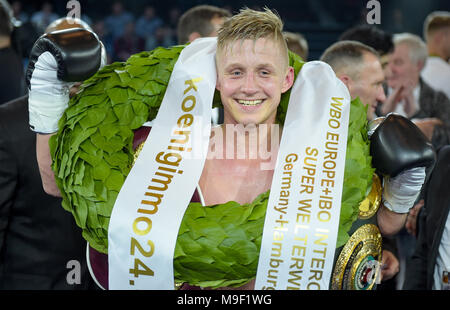 Amburgo, Germania. 24 Mar, 2018. 24 marzo 2018, Germania, Amburgo, professionale pugilato, IBO Light Middleweight: Hamburger boxer Sebastian Formella celebra la sua vittoria. Credito: Axel Heimken/dpa/Alamy Live News Foto Stock