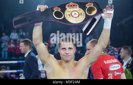 Amburgo, Germania. 24 Mar, 2018. 24 marzo 2018, Germania, Amburgo, professionale pugilato, WBA World Championship Cena Middleweight: Berliner boxer Tyron Zeuge (M) celebra la sua vittoria. Credito: Axel Heimken/dpa/Alamy Live News Foto Stock