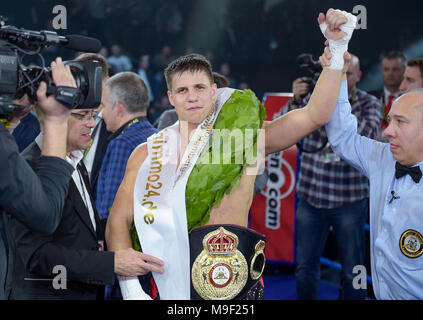 Amburgo, Germania. 24 Mar, 2018. 24 marzo 2018, Germania, Amburgo, professionale pugilato, WBA World Championship Cena Middleweight: Berliner boxer Tyron Zeuge (M) celebra la sua vittoria. Credito: Axel Heimken/dpa/Alamy Live News Foto Stock