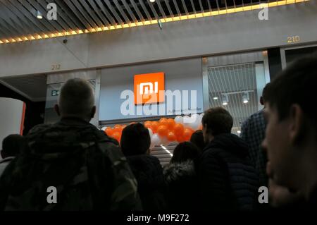 Cracovia (Polonia. 25 Mar, 2018. I clienti di attendere per l'apertura di Xiaomi il primo negozio autorizzato a Cracovia, Polonia, 24 marzo 2018. Della Cina di tecnologia innovativa società Xiaomi aprì il suo primo negozio autorizzato a Cracovia, Polonia sudoccidentale, che attira centinaia di fans e i clienti. Credito: Shi lo Zhongyu)(yk/Xinhua/Alamy Live News Foto Stock