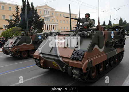 Atene, Grecia. 25 Mar, 2018. Esercito greco serbatoi guidare passato il Parlamento greco durante una parata militare la marcatura del Greco il giorno di indipendenza ad Atene, in Grecia, il 25 marzo 2018. La Grecia ha celebrato domenica il 197th anniversario dell inizio della guerra di indipendenza dal 400 regola dell'anno dell'Impero Ottomano il 25 marzo 1821 con una consueta parata militare nel centro di Atene. Credito: Marios Lolos/Xinhua/Alamy Live News Foto Stock