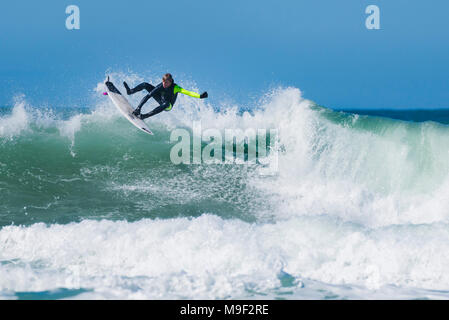 Newquay, Cornwall, Regno Unito. Xxv Marzo 2018. Spettacolare azione di surf e superbe condizioni meteorologiche a Fistral in Newquay, Cornwall. Credito: Gordon Scammell/Alamy Live News Foto Stock