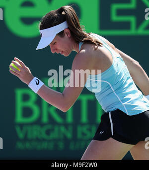 Key Biscayne, Florida, Stati Uniti d'America. 25 Mar, 2018. Johanna Konta di Gran Bretagna si prepara a servire contro Elise Mertens del Belgio nel giorno 8 del 2018 Miami Open presentato da Itau professional tennis tournament, giocato al Crandon Park Tennis Center di Key Biscayne, Florida, Stati Uniti d'America. Mario Houben/CSM/Alamy Live News Foto Stock