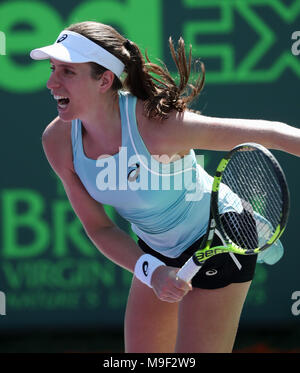 Key Biscayne, Florida, Stati Uniti d'America. 25 Mar, 2018. Johanna Konta di Gran Bretagna serve contro Elise Mertens del Belgio nel giorno 8 del 2018 Miami Open presentato da Itau professional tennis tournament, giocato al Crandon Park Tennis Center di Key Biscayne, Florida, Stati Uniti d'America. Mario Houben/CSM/Alamy Live News Foto Stock