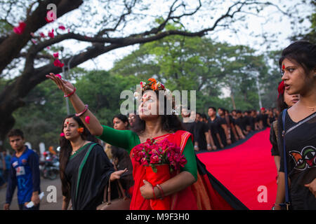 Dacca, Bangladesh, 25 Mar 2018. Prachyanat scuola di recitazione e Design estrarre una processione Lal Jatra (rosso processione), per ricordare rendendo il genocidio dall esercito pakistano su Marzo 25, 1971 a Dhaka, nel Bangladesh il 25 marzo 2018. In questa notte di nero nella storia nazionale, i militari pakistani righelli lanciato ''Operazione Searchlight'' uccisione di alcune migliaia di persone in quella notte di repressione da soli. Come parte dell'operazione, serbatoi laminati fuori di Dhaka cantonment e una città del sonno svegliato da i sonagli di spari come i militari pakistani hanno attaccato i saloni all università di Dhaka, quindi il Pakistan Orientale Rif Foto Stock