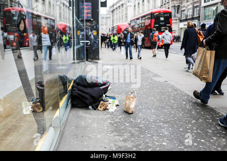 Il 24 marzo 2018. Una persona senza dimora addormentato in un sacco a pelo in Oxford Street, uno in Europa le strade più trafficate. Penelope Barritt/Alamy Live News Foto Stock