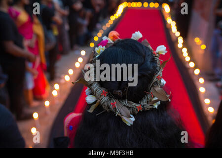 Dacca, Bangladesh, 25 Mar 2018. Prachyanat scuola di recitazione e Design estrarre una processione Lal Jatra (rosso processione), per ricordare rendendo il genocidio dall esercito pakistano su Marzo 25, 1971 a Dhaka, nel Bangladesh il 25 marzo 2018. In questa notte di nero nella storia nazionale, i militari pakistani righelli lanciato ''Operazione Searchlight'' uccisione di alcune migliaia di persone in quella notte di repressione da soli. Come parte dell'operazione, serbatoi laminati fuori di Dhaka cantonment e una città del sonno svegliato da i sonagli di spari come i militari pakistani hanno attaccato i saloni all università di Dhaka, quindi il Pakistan Orientale Rif Foto Stock