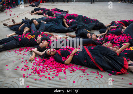 Dacca, Bangladesh, 25 Mar 2018. Prachyanat scuola di recitazione e Design estrarre una processione Lal Jatra (rosso processione), per ricordare rendendo il genocidio dall esercito pakistano su Marzo 25, 1971 a Dhaka, nel Bangladesh il 25 marzo 2018. In questa notte di nero nella storia nazionale, i militari pakistani righelli lanciato ''Operazione Searchlight'' uccisione di alcune migliaia di persone in quella notte di repressione da soli. Come parte dell'operazione, serbatoi laminati fuori di Dhaka cantonment e una città del sonno svegliato da i sonagli di spari come i militari pakistani hanno attaccato i saloni all università di Dhaka, quindi il Pakistan Orientale Rif Foto Stock