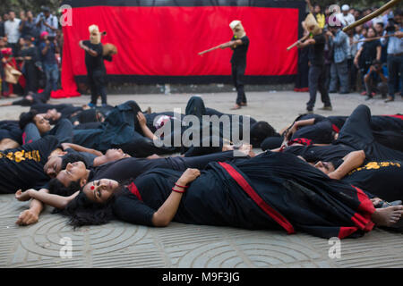 Dacca, Bangladesh, 25 Mar 2018. Prachyanat scuola di recitazione e Design estrarre una processione Lal Jatra (rosso processione), per ricordare rendendo il genocidio dall esercito pakistano su Marzo 25, 1971 a Dhaka, nel Bangladesh il 25 marzo 2018. In questa notte di nero nella storia nazionale, i militari pakistani righelli lanciato ''Operazione Searchlight'' uccisione di alcune migliaia di persone in quella notte di repressione da soli. Come parte dell'operazione, serbatoi laminati fuori di Dhaka cantonment e una città del sonno svegliato da i sonagli di spari come i militari pakistani hanno attaccato i saloni all università di Dhaka, quindi il Pakistan Orientale Rif Foto Stock