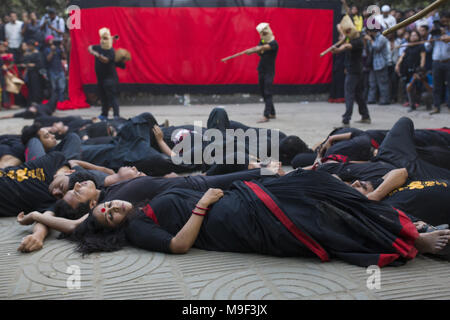 Dacca in Bangladesh. 25 Mar, 2018. Dacca in Bangladesh - MARZO 25 : Prachyanat scuola di recitazione e Design estrarre una processione Lal Jatra (rosso processione), per ricordare rendendo il genocidio dall esercito pakistano su Marzo 25, 1971 a Dhaka, nel Bangladesh il 25 marzo 2018.In questa notte di nero nella storia nazionale, i militari pakistani righelli lanciato ''Operazione Searchlight'' uccisione di alcune migliaia di persone in quella notte di repressione da soli. Come parte dell'operazione, serbatoi laminati fuori di Dhaka cantonment e una città del sonno svegliato da i sonagli di spari come l esercito pakistano attaccato il sale Dhak Foto Stock