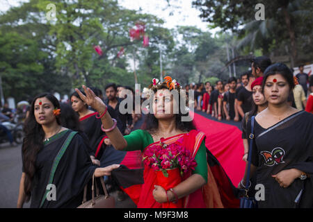 Dacca in Bangladesh. 25 Mar, 2018. Dacca in Bangladesh - MARZO 25 : Prachyanat scuola di recitazione e Design estrarre una processione Lal Jatra (rosso processione), per ricordare rendendo il genocidio dall esercito pakistano su Marzo 25, 1971 a Dhaka, nel Bangladesh il 25 marzo 2018.In questa notte di nero nella storia nazionale, i militari pakistani righelli lanciato ''Operazione Searchlight'' uccisione di alcune migliaia di persone in quella notte di repressione da soli. Come parte dell'operazione, serbatoi laminati fuori di Dhaka cantonment e una città del sonno svegliato da i sonagli di spari come l esercito pakistano attaccato il sale Dhak Foto Stock