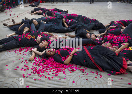 Dacca in Bangladesh. 25 Mar, 2018. Dacca in Bangladesh - MARZO 25 : Prachyanat scuola di recitazione e Design estrarre una processione Lal Jatra (rosso processione), per ricordare rendendo il genocidio dall esercito pakistano su Marzo 25, 1971 a Dhaka, nel Bangladesh il 25 marzo 2018.In questa notte di nero nella storia nazionale, i militari pakistani righelli lanciato ''Operazione Searchlight'' uccisione di alcune migliaia di persone in quella notte di repressione da soli. Come parte dell'operazione, serbatoi laminati fuori di Dhaka cantonment e una città del sonno svegliato da i sonagli di spari come l esercito pakistano attaccato il sale Dhak Foto Stock