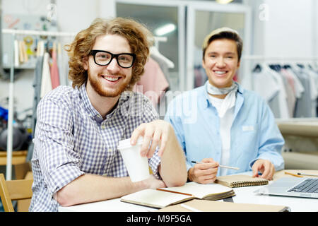 Paio di persone a lavorare in un laboratorio del vestito Foto Stock