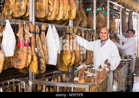 Due qualità maschile ispettori condizione di controllo di jamon snodi a jamon factory Foto Stock