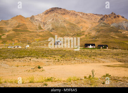 Vista della città di Las Lenas e pendii delle montagne sul giorno di estate. La Patagonia Argentina, Ande Foto Stock