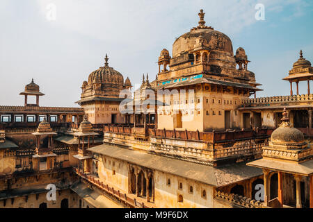 Orchha Fort Jahangir Mahal, antiche rovine in India Foto Stock