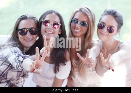 Sorridenti fidanzate che mostra una mano v segno Foto Stock