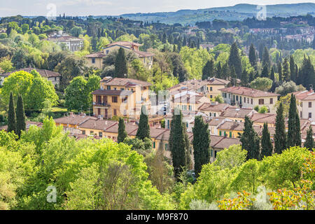 Vista del villaggio italiano nel paesaggio forestale Foto Stock