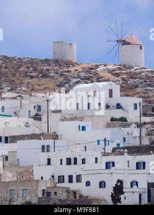 Una vista di alcune case bianche di Chora di Amorgos, con i mulini a vento al di sopra di esse Foto Stock