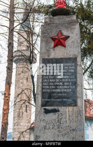 Monumento comunista nella Velika Klaus Town Center, nel parco vicino alla moschea della città, nella regione nord occidentale della Bosnia Foto Stock