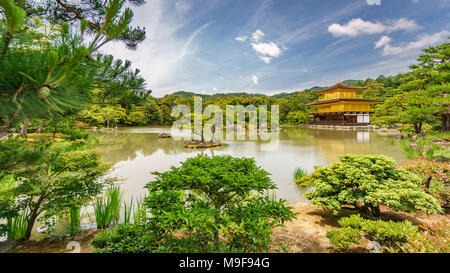 KYOTO,Giappone- Giugno 7, 2015 : Kinkakuji Tempio dietro gli alberi, il popolare Zen tempio buddista a Kyoto, Giappone Foto Stock