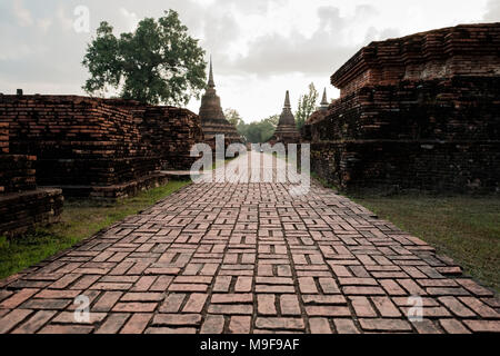 Sukhotha, Tailandia - 20 Novembre 2017: Wat Mahathat tempio di Sukhothai Historical Park, un sito Patrimonio Mondiale dell'UNESCO in Thailandia. Foto Stock