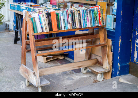 Libri su un vecchio libro carrello bookshop, libreria con casse di seconda mano libri al di fuori di , , Londra UK libro lettura display nozione di istruzione Foto Stock