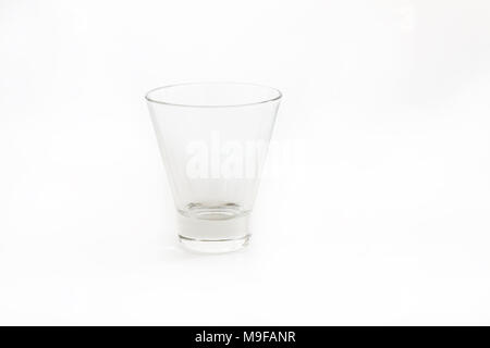 Bicchiere vuoto per l'acqua, succo di frutta o di latte su sfondo bianco. Foto Stock
