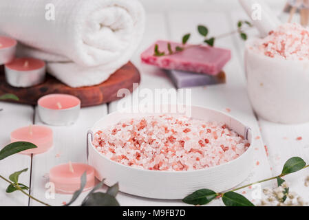 Sale artigianale Pesca la macchia con olio di Argan. Sale Himalayano. Articoli da toeletta, Spa con candele e asciugamano bianco. Foto Stock