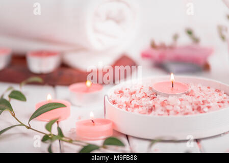 Sale artigianale Pesca la macchia con olio di Argan. Sale Himalayano. Articoli da toeletta, Spa con candele e asciugamano bianco. Foto Stock