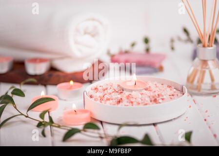 Sale artigianale Pesca la macchia con olio di Argan. Sale Himalayano. Articoli da toeletta, Spa con candele e asciugamano bianco. Foto Stock