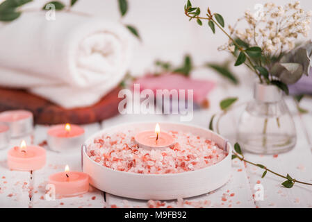 Sale artigianale Pesca la macchia con olio di Argan. Sale Himalayano. Articoli da toeletta, Spa con candele e asciugamano bianco. Foto Stock