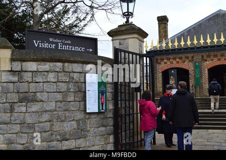 Visitatore entrata al Castello di Windsor in Berkshire REGNO UNITO. Foto Stock