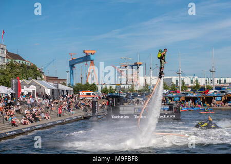 Flyboarder auf Wasserstrahl-Rückstoß, Jetski im Bootshafen, Kieler Woche, Kiel Foto Stock