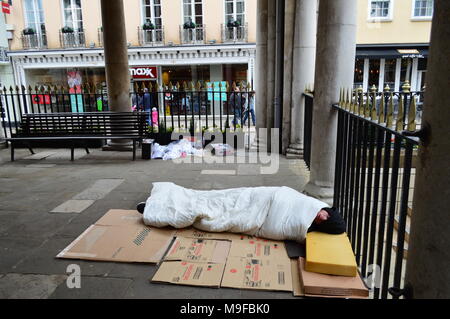 La persona senza dimora che dorme nella Guildhall in Windsor Berkshire REGNO UNITO Foto Stock