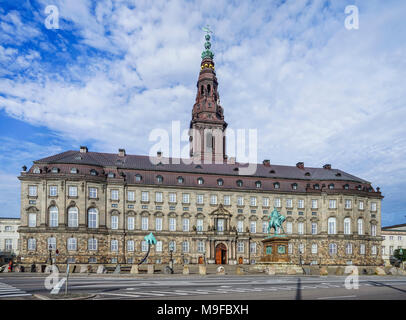 Vista del Palazzo Christianborg, sede del Folketinget il parlamento danese di Copenaghen, Zelanda, Danimarca Foto Stock