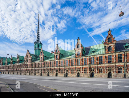 La Danimarca, la Zelanda, Copenaghen, vista della Børsen, Royal Exchange, l'ex borsa con il suo distintivo guglia, conformata come code di quattro dr Foto Stock