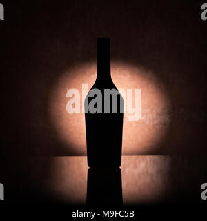 Retroilluminato con bottiglia di liquore, silhouette nell'ombra Foto Stock