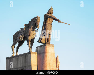 VILNIUS, Lituania-marzo 24, 2018: Monumento al Granduca Gediminas da Vytautas Kašuba e Mindaugas Snipas sul cielo chiaro sfondo Foto Stock