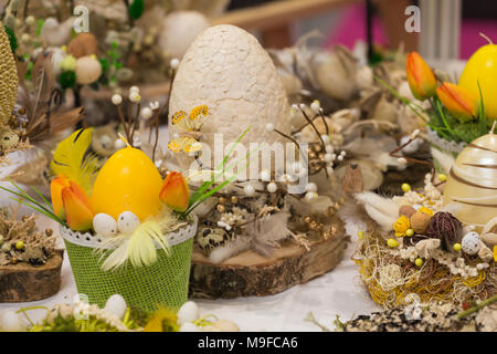 Decorazioni di pasqua sul tavolo Foto Stock