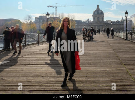 Parigi, Francia - Novembre 2017: Donna in un manto nero sul ponte di passerella a Parigi, Francia Foto Stock