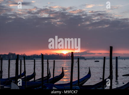 Silhouette di le gondole del Canal Grande di Venezia con il Rising Sun in background. Foto Stock