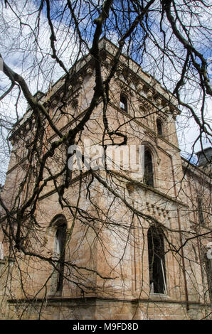 EAST DUNBARTONSHIRE, Scozia - 3 APRILE 2013: una vista laterale del castello di Lennox ospedale con gli alberi di intralcio. Foto Stock