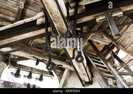 Le campane nel campanile della vecchia chiesa ortodossa russa Foto Stock