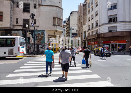 Buenos Aires Argentina, Avenida Cordova, intersezione, strada di attraversamento, pedoni, adulti uomini uomini uomini maschi, a piedi, visitatori viaggio di viaggio tour touri