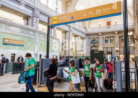 Buenos Aires Argentina, Estacion Retiro stazione ferroviaria, interno, Subte uomo metropolitana uomini maschio, donna donne donne, penduter, segno, ispanico, ARG171128122 Foto Stock