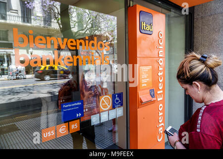 Buenos Aires Argentina,Retiro,Itau Bank,donna donne,bancomat,bancomat,contanti,ingresso,porta,cartello di benvenuto,ispanico,ARG171128167 Foto Stock
