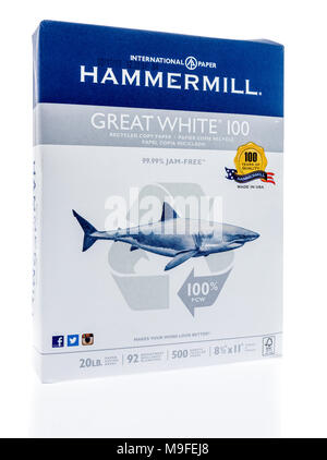 Winneconne, WI - 15 Marzo 2018: una risma di International Hammermill grande Libro bianco isolato su un background. Foto Stock