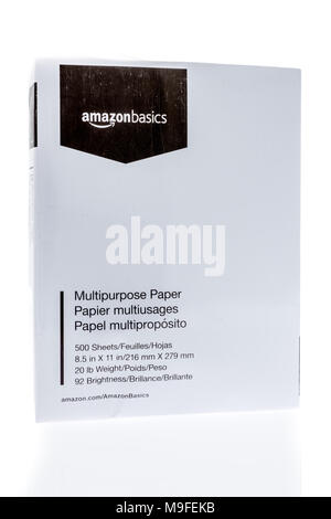 Winneconne, WI - 15 Marzo 2018: una risma di Amazon Basics carta isolato su un background. Foto Stock