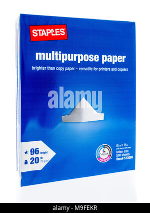 Winneconne, WI - 15 Marzo 2018: una risma di carta Punti metallici su un isolato sfondo. Foto Stock